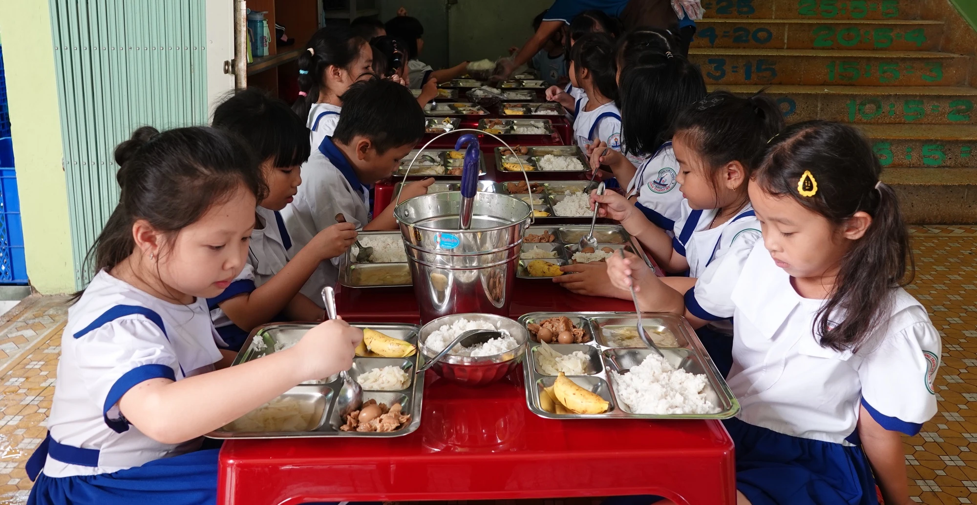 Trường học TP.HCM khuyến khích học sinh chấm điểm bữa ăn bán trú
