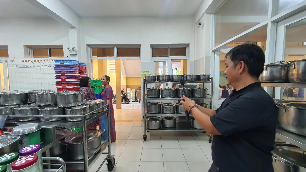 Trường học TP.HCM mời phụ huynh thăm nhà bếp, ăn cơm bán trú