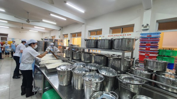 Trường học TP.HCM mời phụ huynh thăm nhà bếp, ăn cơm bán trú