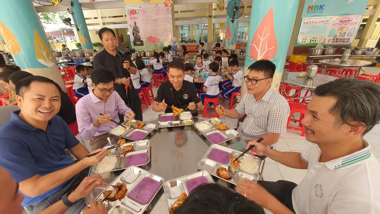 Trường học TP.HCM mời phụ huynh thăm nhà bếp, ăn cơm bán trú