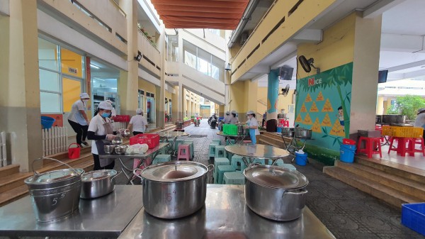 Trường học TP.HCM mời phụ huynh thăm nhà bếp, ăn cơm bán trú