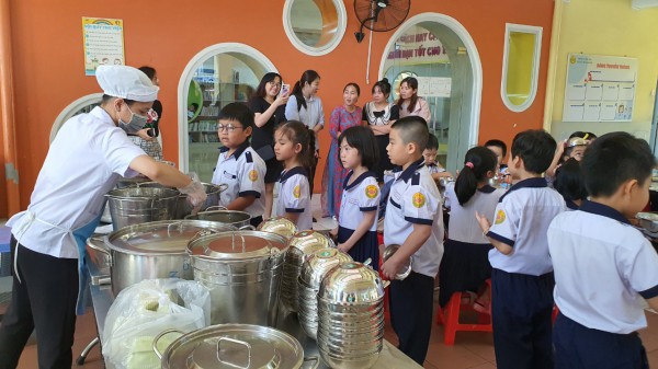 Trường học TP.HCM mời phụ huynh thăm nhà bếp, ăn cơm bán trú