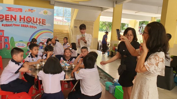 Trường học TP.HCM mời phụ huynh thăm nhà bếp, ăn cơm bán trú