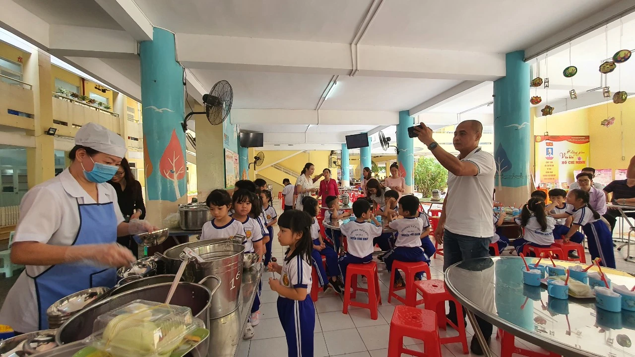 Trường học TP.HCM mời phụ huynh thăm nhà bếp, ăn cơm bán trú