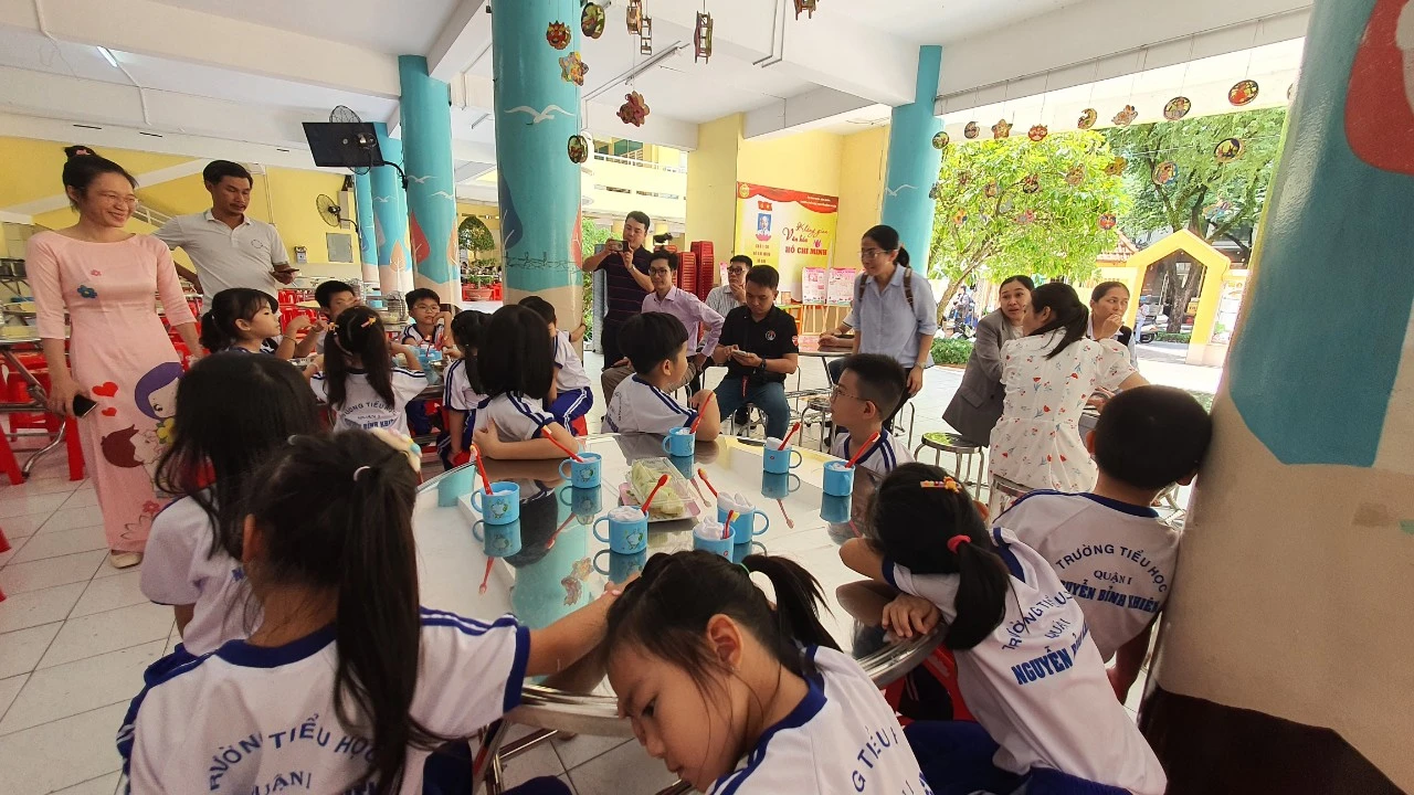 Trường học TP.HCM mời phụ huynh thăm nhà bếp, ăn cơm bán trú