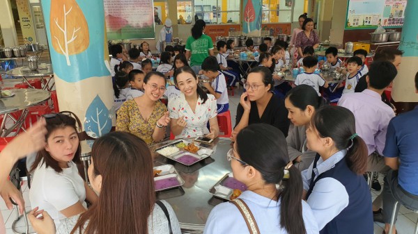 Trường học TP.HCM mời phụ huynh thăm nhà bếp, ăn cơm bán trú