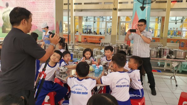 Trường học TP.HCM mời phụ huynh thăm nhà bếp, ăn cơm bán trú