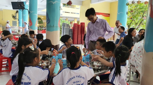 Trường học TP.HCM mời phụ huynh thăm nhà bếp, ăn cơm bán trú
