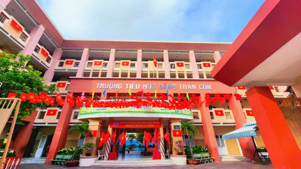 Trường học rợp bóng cờ đỏ sao vàng mừng 50 năm Ngày đất nước thống nhất