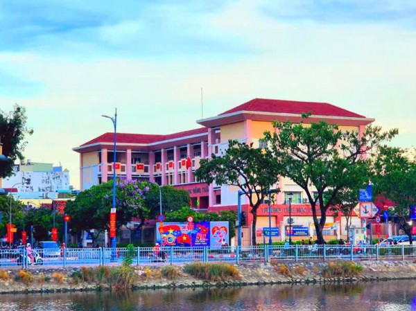 Trường học rợp bóng cờ đỏ sao vàng mừng 50 năm Ngày đất nước thống nhất