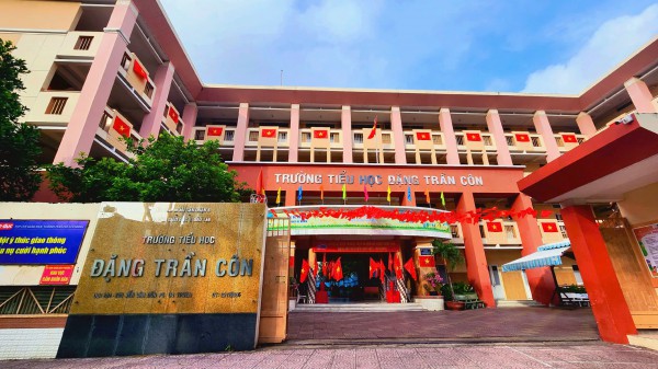 Trường học rợp bóng cờ đỏ sao vàng mừng 50 năm Ngày đất nước thống nhất