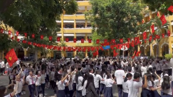 Trường học rợp bóng cờ đỏ sao vàng mừng 50 năm Ngày đất nước thống nhất