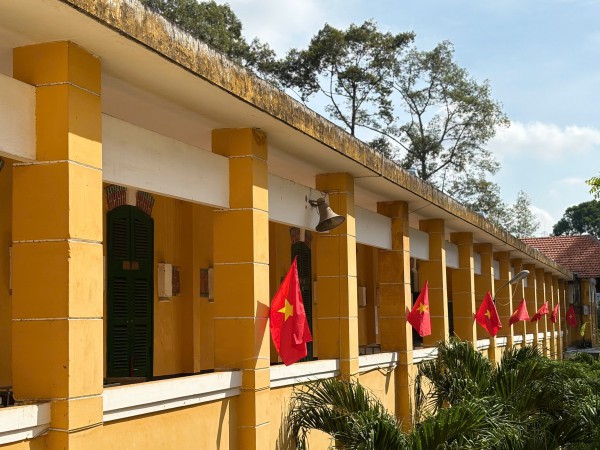 Trường học rợp bóng cờ đỏ sao vàng mừng 50 năm Ngày đất nước thống nhất