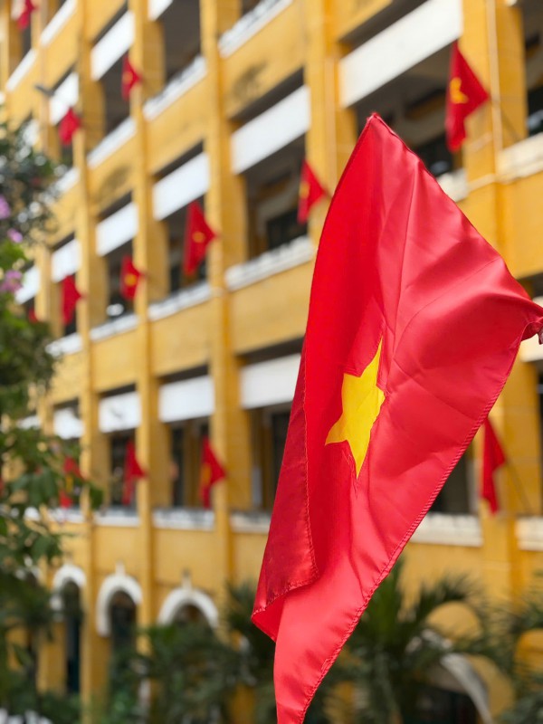 Trường học rợp bóng cờ đỏ sao vàng mừng 50 năm Ngày đất nước thống nhất
