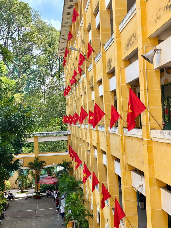Trường học rợp bóng cờ đỏ sao vàng mừng 50 năm Ngày đất nước thống nhất