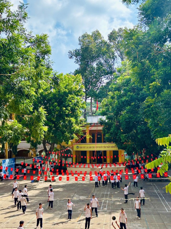 Trường học rợp bóng cờ đỏ sao vàng mừng 50 năm Ngày đất nước thống nhất