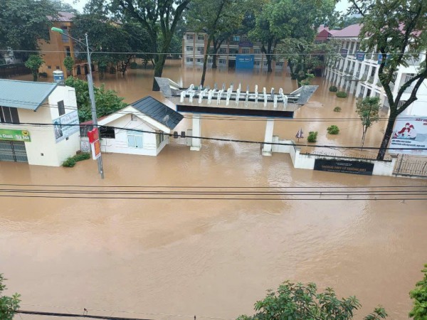 Trường học trong bão lũ: An toàn cho học sinh là quan trọng nhất