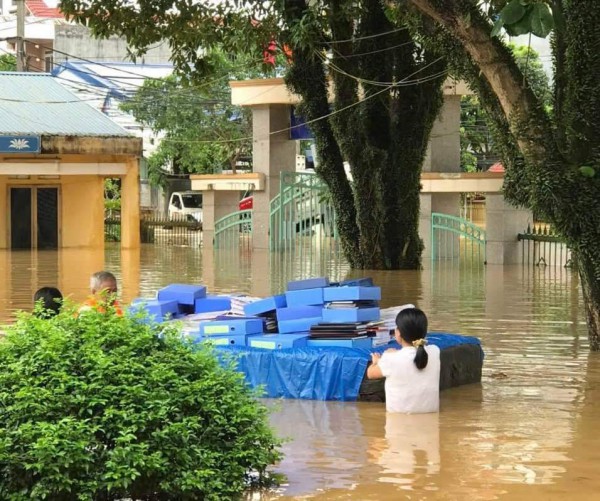 Trường học trong bão lũ: An toàn cho học sinh là quan trọng nhất