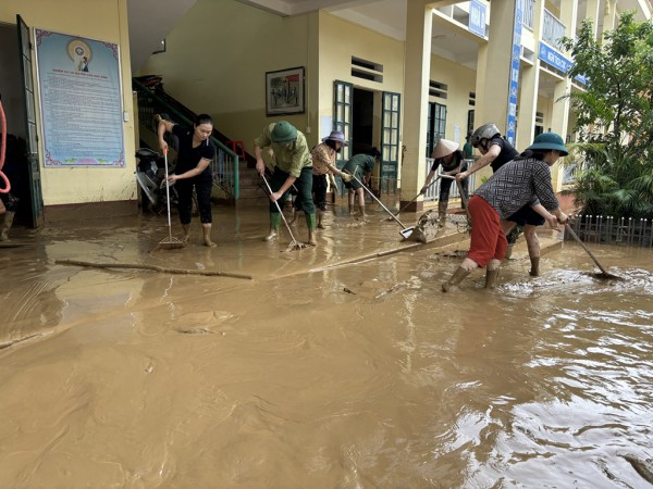 Trường lớp tan hoang, thầy cô dốc sức dọn dẹp đón học sinh