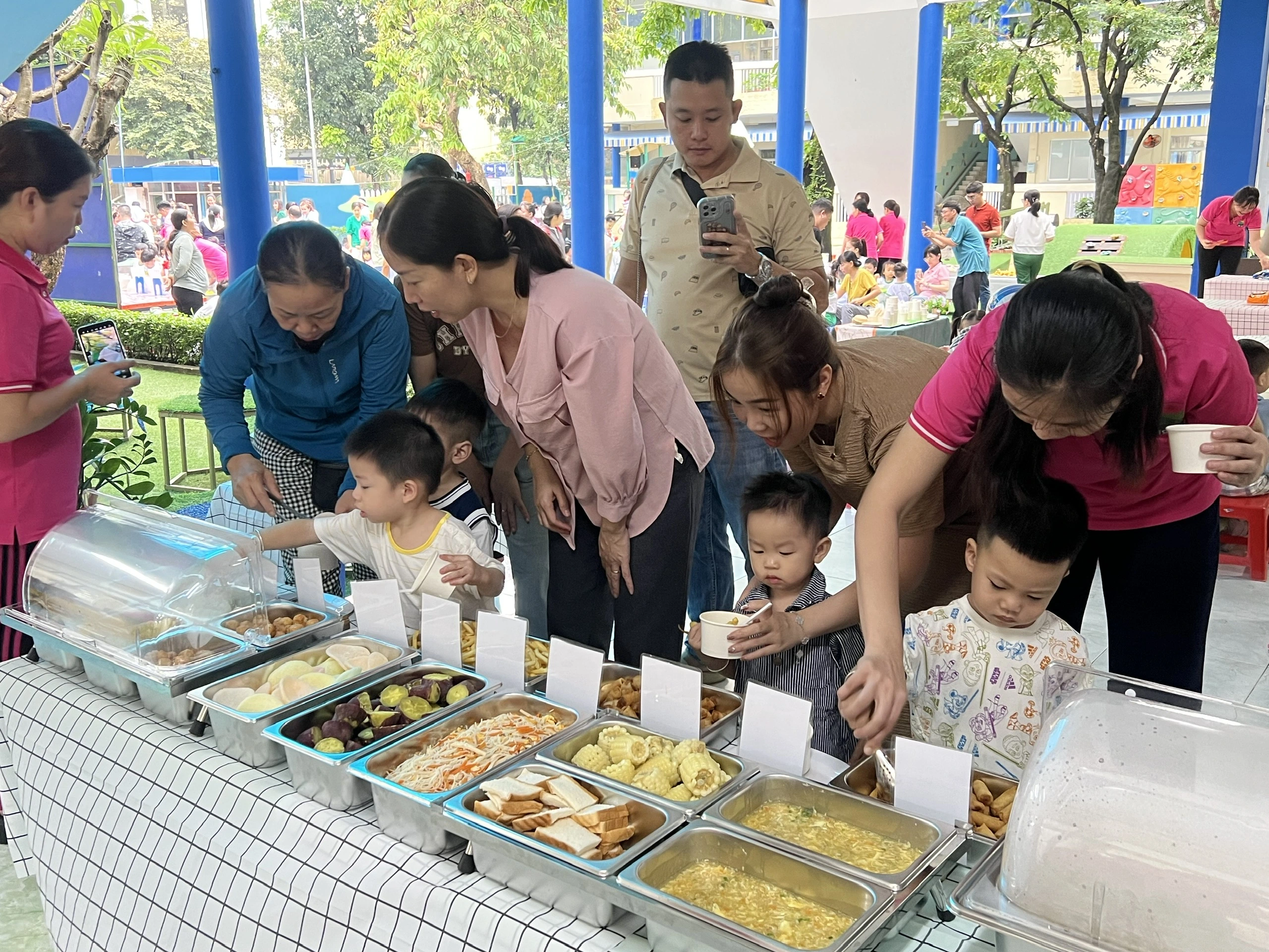 Trường mầm non công khai bữa ăn bán trú, phụ huynh 'mục sở thị' giờ ăn