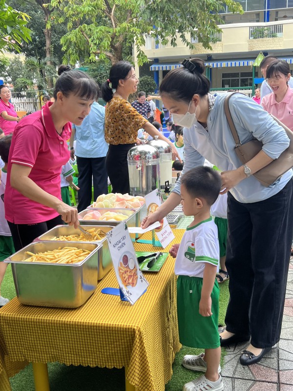 Trường mầm non công khai bữa ăn bán trú, phụ huynh 'mục sở thị' giờ ăn