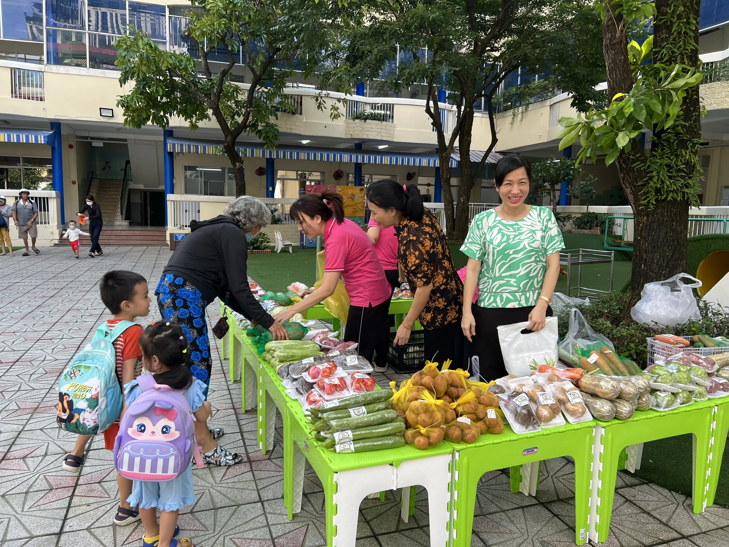 Trường mầm non công khai bữa ăn bán trú, phụ huynh 'mục sở thị' giờ ăn