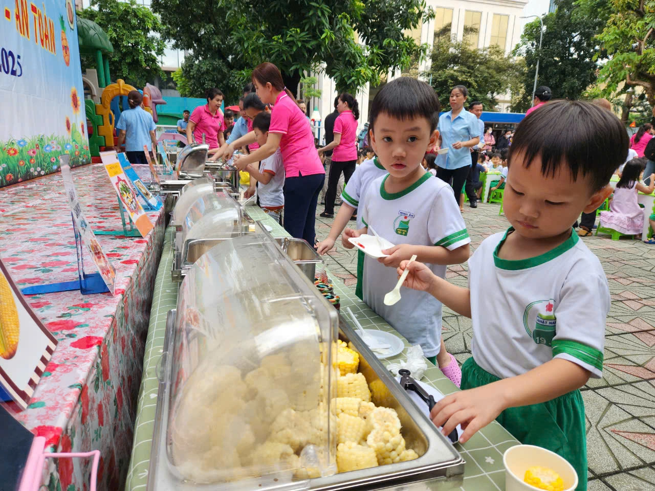 Trường mầm non công khai bữa ăn bán trú, phụ huynh 'mục sở thị' giờ ăn