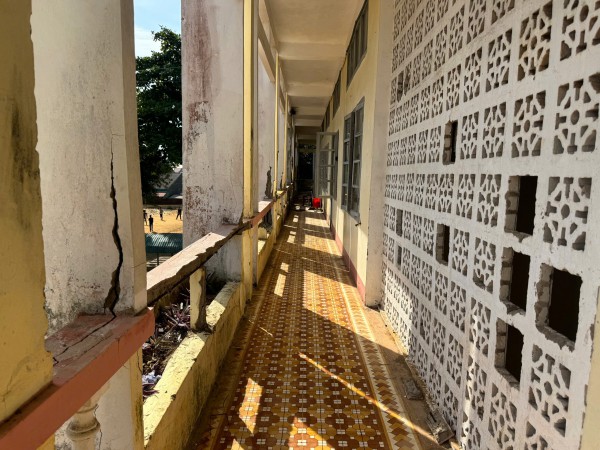 Trường nội trú Quảng Trị xuống cấp nghiêm trọng, lan can gãy, bê tông rơi từ trần nhà Trường nội trú Quảng Trị xuống cấp nghiêm trọng, lan can gãy, bê tông rơi từ trần nhà