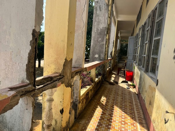 Trường nội trú Quảng Trị xuống cấp nghiêm trọng, lan can gãy, bê tông rơi từ trần nhà Trường nội trú Quảng Trị xuống cấp nghiêm trọng, lan can gãy, bê tông rơi từ trần nhà