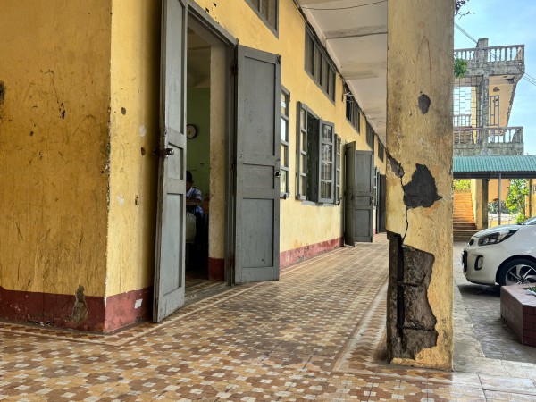 Trường nội trú Quảng Trị xuống cấp nghiêm trọng, lan can gãy, bê tông rơi từ trần nhà Trường nội trú Quảng Trị xuống cấp nghiêm trọng, lan can gãy, bê tông rơi từ trần nhà