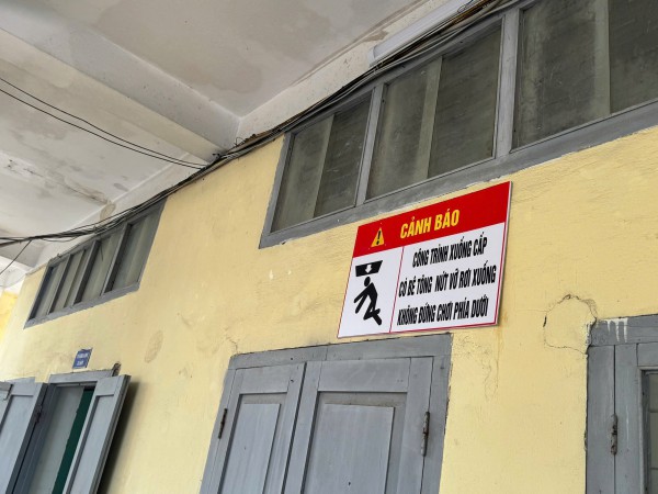 Trường nội trú Quảng Trị xuống cấp nghiêm trọng, lan can gãy, bê tông rơi từ trần nhà Trường nội trú Quảng Trị xuống cấp nghiêm trọng, lan can gãy, bê tông rơi từ trần nhà