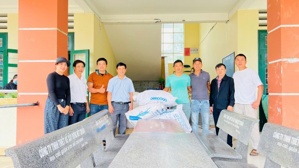 Trường tiểu học ở TP.HCM chở 30 tấn hàng hóa tặng học sinh, bà con Phú Yên Trường tiểu học ở TP.HCM chở 30 tấn hàng hóa tặng học sinh, bà con Phú Yên