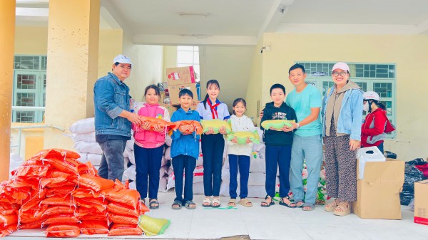 Trường tiểu học ở TP.HCM chở 30 tấn hàng hóa tặng học sinh, bà con Phú Yên Trường tiểu học ở TP.HCM chở 30 tấn hàng hóa tặng học sinh, bà con Phú Yên