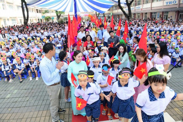 Trường tiểu học ở TP.HCM chở 30 tấn hàng hóa tặng học sinh, bà con Phú Yên Trường tiểu học ở TP.HCM chở 30 tấn hàng hóa tặng học sinh, bà con Phú Yên