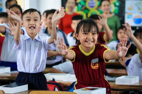Trường tiểu học ở huyện Hóc Môn, TP.HCM được trao tặng máy tính bảng