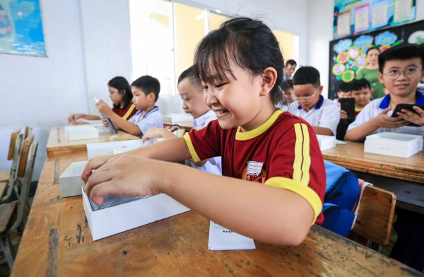 Trường tiểu học ở huyện Hóc Môn, TP.HCM được trao tặng máy tính bảng