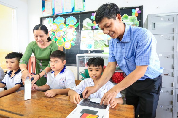 Trường tiểu học ở huyện Hóc Môn, TP.HCM được trao tặng máy tính bảng