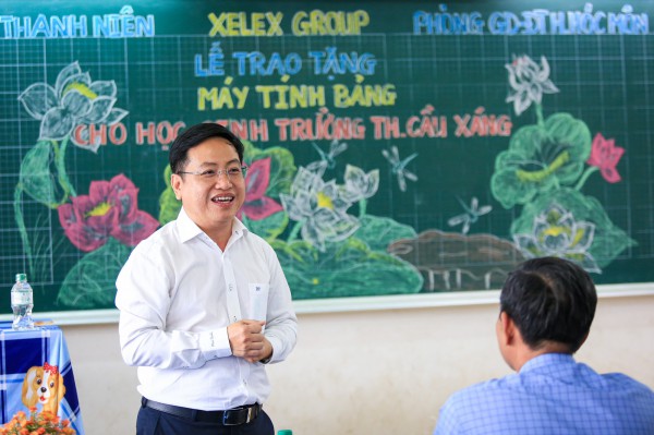Trường tiểu học ở huyện Hóc Môn, TP.HCM được trao tặng máy tính bảng