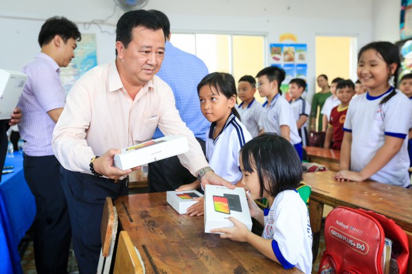 Trường tiểu học ở huyện Hóc Môn, TP.HCM được trao tặng máy tính bảng