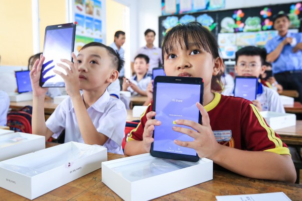 Trường tiểu học ở huyện Hóc Môn, TP.HCM được trao tặng máy tính bảng