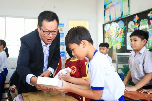 Trường tiểu học ở huyện Hóc Môn, TP.HCM được trao tặng máy tính bảng