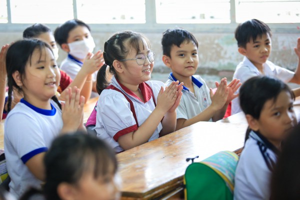 Trường tiểu học ở huyện Hóc Môn, TP.HCM được trao tặng máy tính bảng