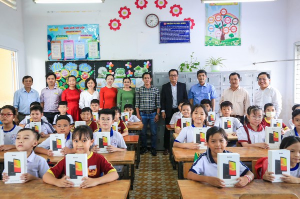 Trường tiểu học ở huyện Hóc Môn, TP.HCM được trao tặng máy tính bảng