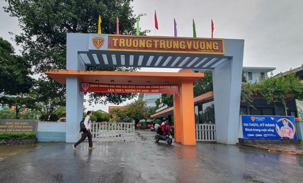 Trường 'tổ chức dạy lúc cả tỉnh nghỉ tránh bão' đã cho học sinh nghỉ học Trường 'tổ chức dạy lúc cả tỉnh nghỉ tránh bão' đã cho học sinh nghỉ học