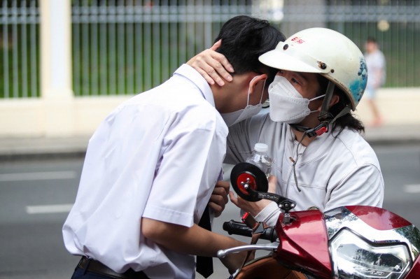 Từ đề thi tiếng Anh tốt nghiệp THPT: 'Yếu thế, khó khăn thì đừng nên chọn'? Từ đề thi tiếng Anh tốt nghiệp THPT: 'Yếu thế, khó khăn thì đừng nên chọn'?