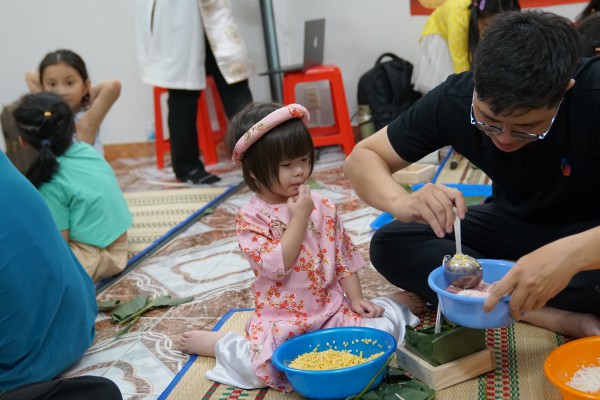 Từ học cách làm bánh chưng tới ngày hội mùa xuân