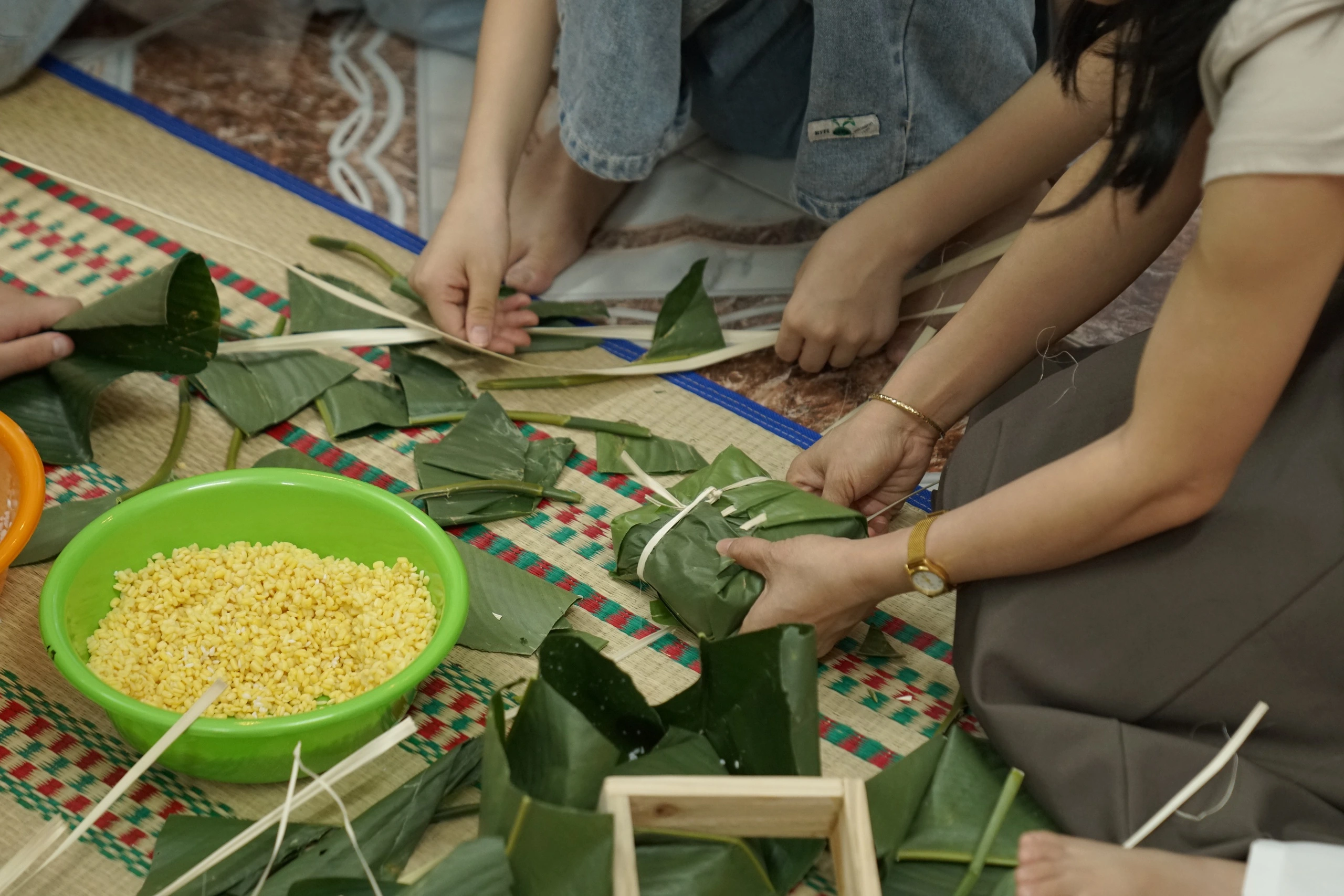 Từ học cách làm bánh chưng tới ngày hội mùa xuân