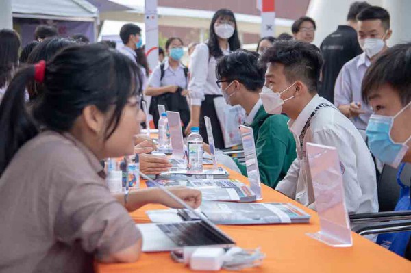 Tư vấn mùa thi 2025: Nhiều hoạt động hấp dẫn tại 12 tỉnh, thành