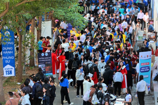 Tư vấn mùa thi 2026 tại Khánh Hòa: Sôi động không gian trải nghiệm ngành nghề