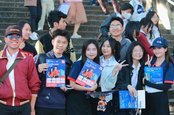 Tư vấn mùa thi 2026 tại Khánh Hòa: Sôi động không gian trải nghiệm ngành nghề